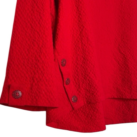 Habitat Crinkle Crepe Solid Side Button Pullover in Apple - Picture 6 of 8